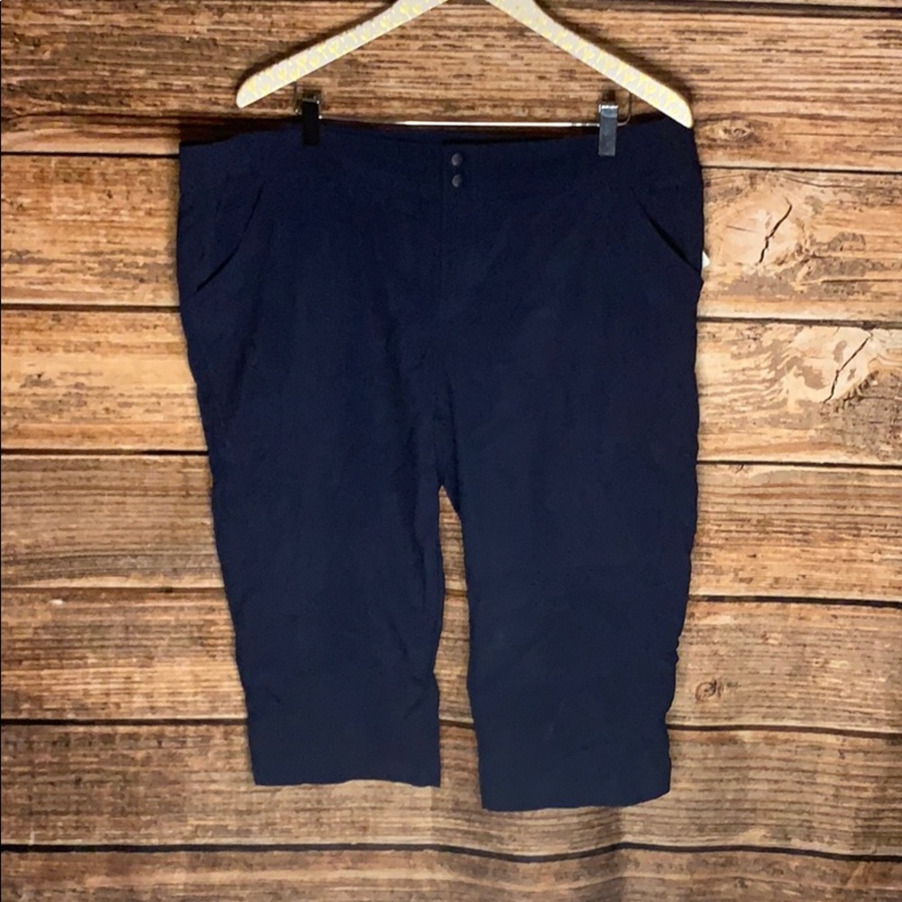 - NWT  - Columbia• Navy Blue Outdooruu Capris